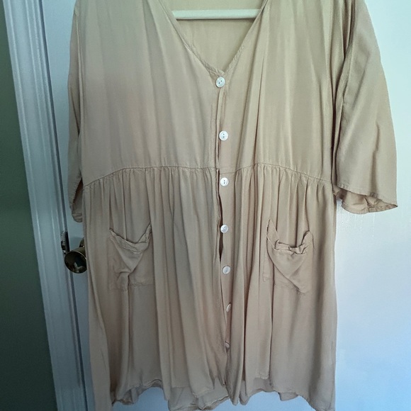 CUTE!  Sand color, short sleeve button up, swing shirt - Picture 3 of 4